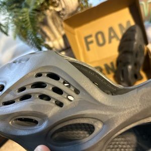 YZY foam Runners “Onyx”